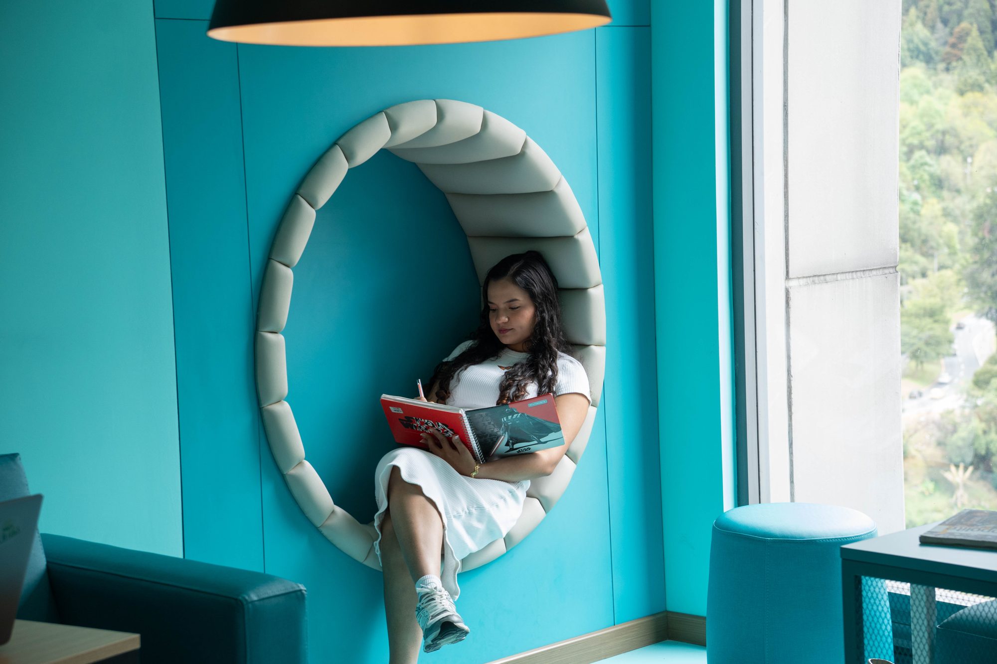 Residente de CityU leyendo en una zona común